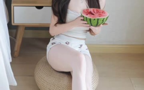 抖音小萌子游泳视频(绝美泳装展示惊艳全场)