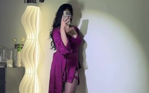 保守的妻子微密圈白色蕾丝袜秀,微密圈中的魅力展示