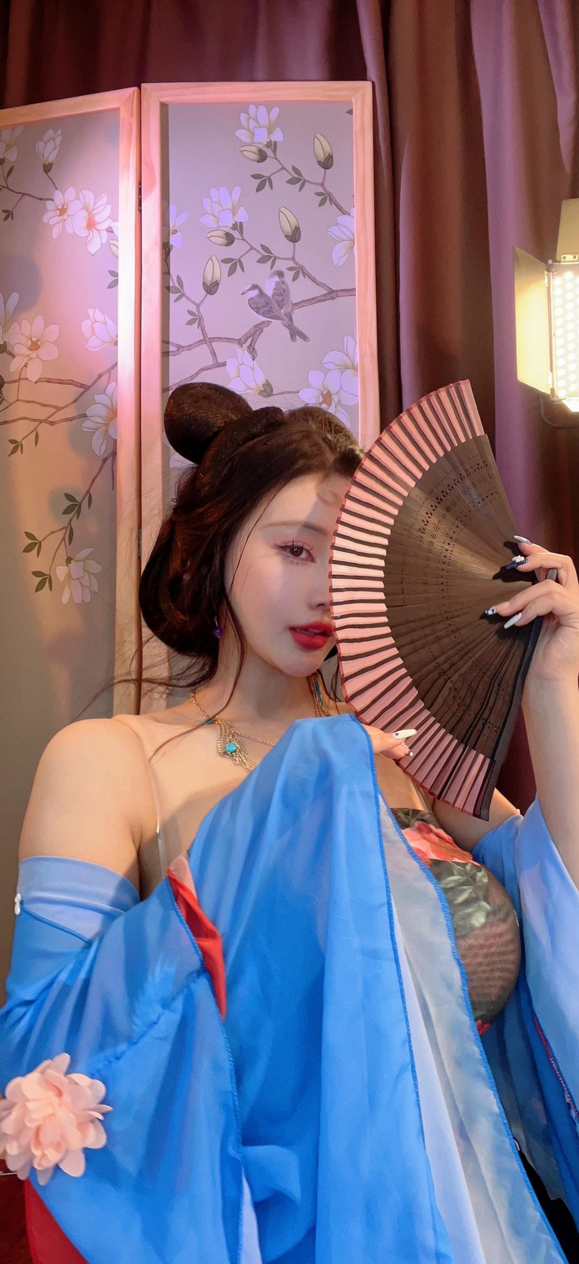 魅澜希大摆锤舞蹈动作，如何模仿她的招牌舞步