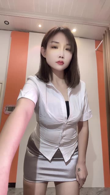 快手玲儿超甜定制女装，粉丝热议她的女装造型