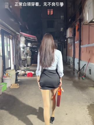 轩子巨二兔微密圈最新照片流出，酒红色短裙迷人魅力