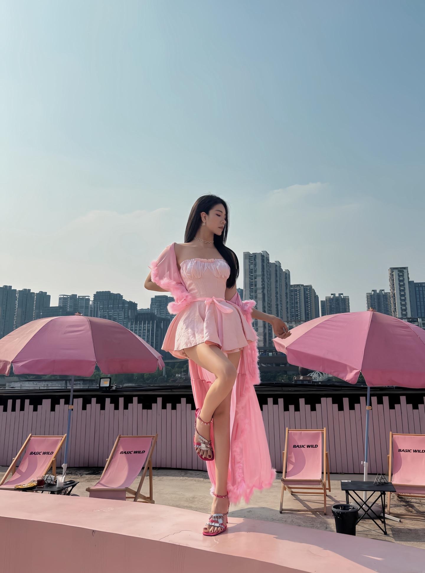 微博网红纪念小小V，微密圈付费私房写真
