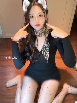 轩子巨二兔微密圈最新照片流出，酒红色短裙迷人魅力