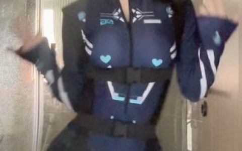 狐洛洛子cos作品分析,艾莲与柏妮丝的性格深度