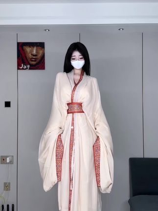 她被称为“牛排女士”！阿尔卑香小狗子的魅力何在？微密圈热议焦点