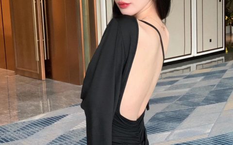 不爱笑的赛琳微密圈，她的百变风采与独特魅力