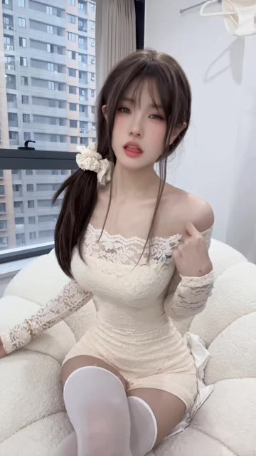 展示给乔买裙子的微密圈苗族服饰，呈现自然之美的精致细节