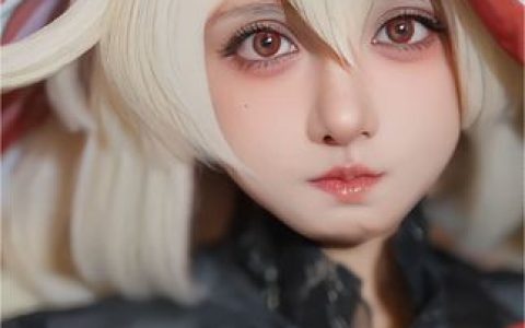 古阿扎蓝色战衣跳舞视频,她的独特舞蹈风格分析