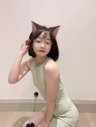 胜利的小生活JK裙穿搭热议，微密圈粉丝狂热追捧