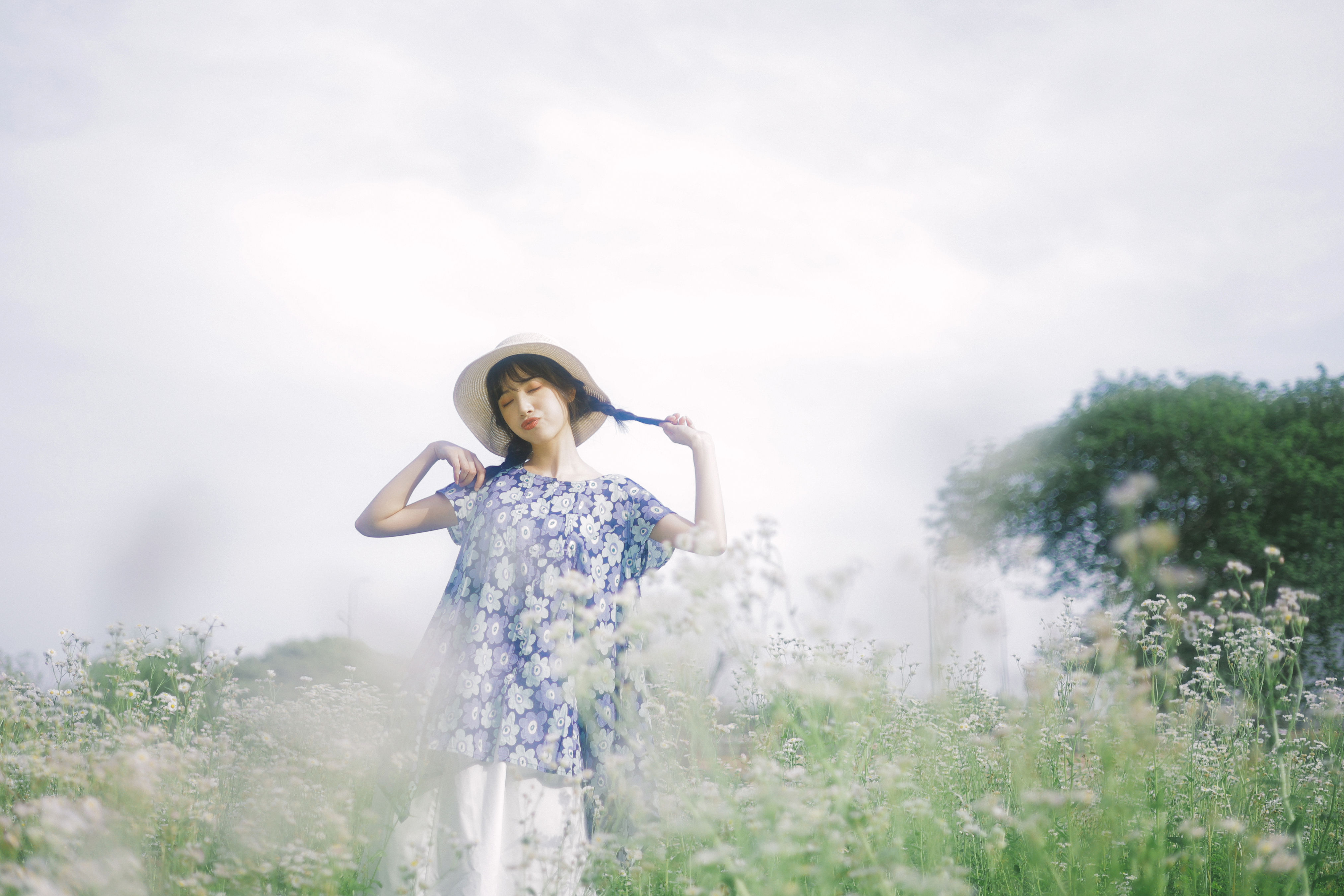 [YiTuYu艺图语] 一只阿梦崽《初夏的花海》 好看的4K高清无水印纯欲妹子意境唯美写真完整版图集