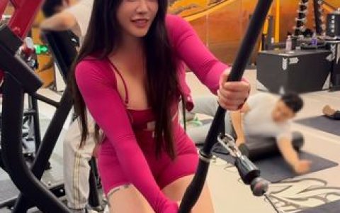 中国第一美臀宋昱欣身材凹凸有致线条柔和!女生练力量真香,宋昱欣的健身哲学