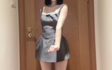 超蓝布罗莉跺脚变装,从变装到舞蹈,她的全新尝试