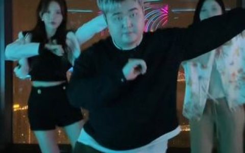 吸金达人!南妹儿首推“柔媚地板舞”成功吸引远古大哥,舞蹈魅力