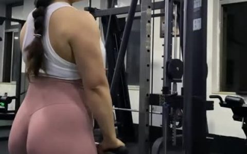 保守的二舅妈怼镜吊带袜三套图(吊带袜保守的二舅妈微密圈写真)