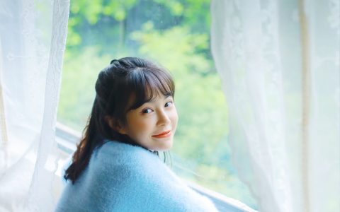 裸心心《蓝色毛衣》 – YiTuYu艺图语