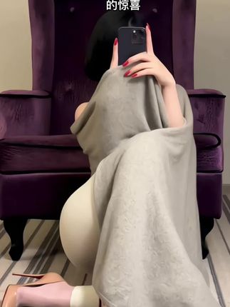 保守的妻子怼镜头吊带袜写真，微密圈粉丝们热议的作品