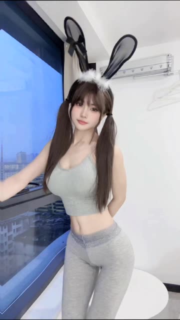 免费分享给乔买裙子的维密圈图片，展示她的独特女性魅力