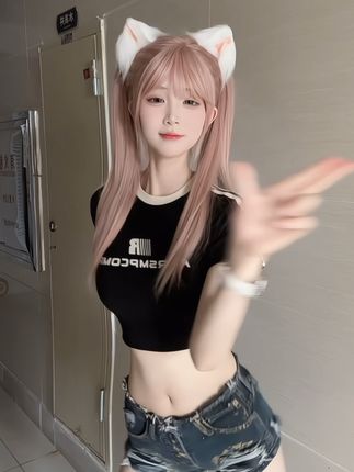 02uiii跳舞时的幽默瞬间，看她如何在舞蹈中融入笑点