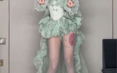 阿尔卑香小狗子微博和抖音的反差,她的不同平台形象分析