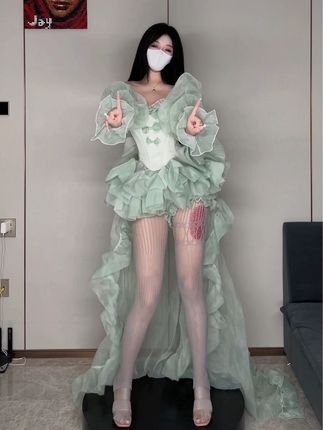 阿尔卑香小狗子微博和抖音的反差，她的不同平台形象分析