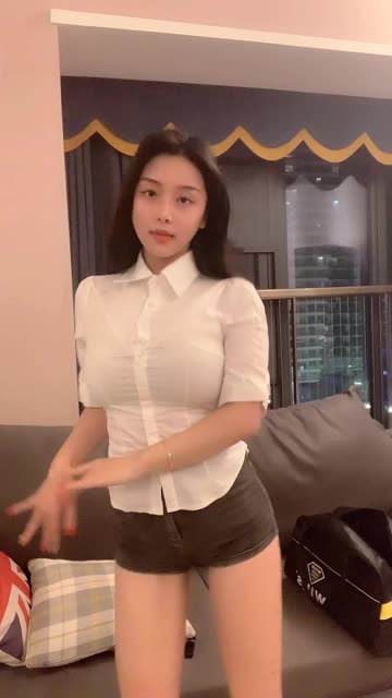 抖音奶雯微密圈付费资源什么梗？从清纯到震撼反差