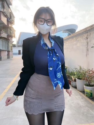 可爱的肉巴微密圈上围炸裂，黑丝性感造型让粉丝疯狂