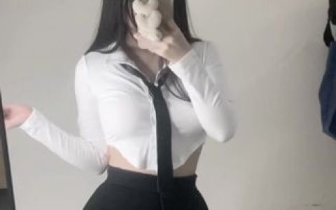 小芋泥yyy的穿搭分享,她的个人风格如何在网络上掀起风潮?