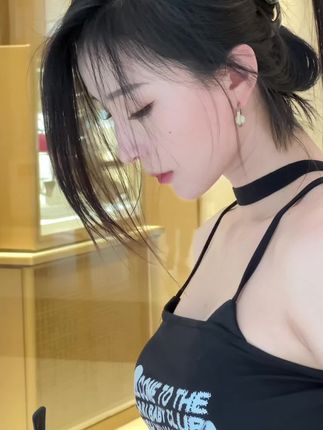 抖音美女李嘉欣97微密圈作品，红色伊人惊艳内衣展示