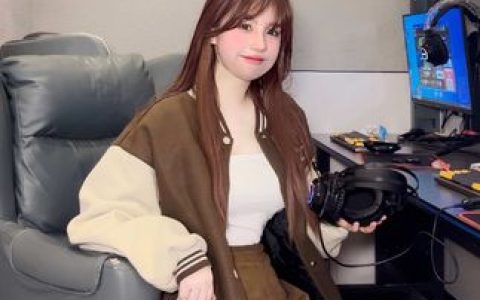 B站@十万口草莓粥粥写真图集,独家写真与幕后故事