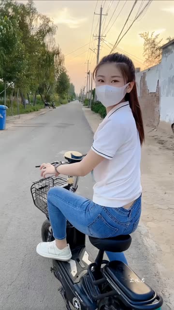 微密圈猪饲料资料揭秘！她的粉丝为何追捧？微密圈黑丝蕾丝作品解析