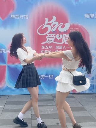 十万口草莓粥粥去哪直播了？粉丝最关注的动态汇总