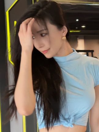 李嘉欣97微密圈作品《红色伊人》，完美身材与时尚品味展现