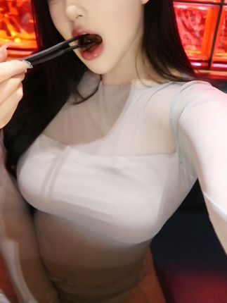 抖音小U优优子撑伞微密图精选作品网友_这身材绝了~（微密圈小u优优子惊艳身材展示）