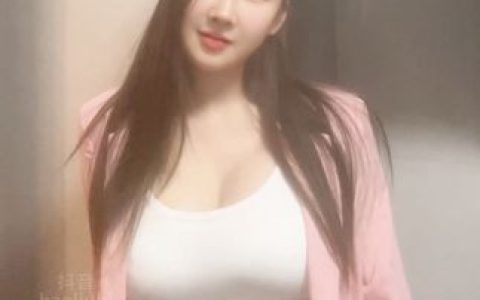 冰泉女神的伊甸园，探索她在这个虚拟世界中的独特体验