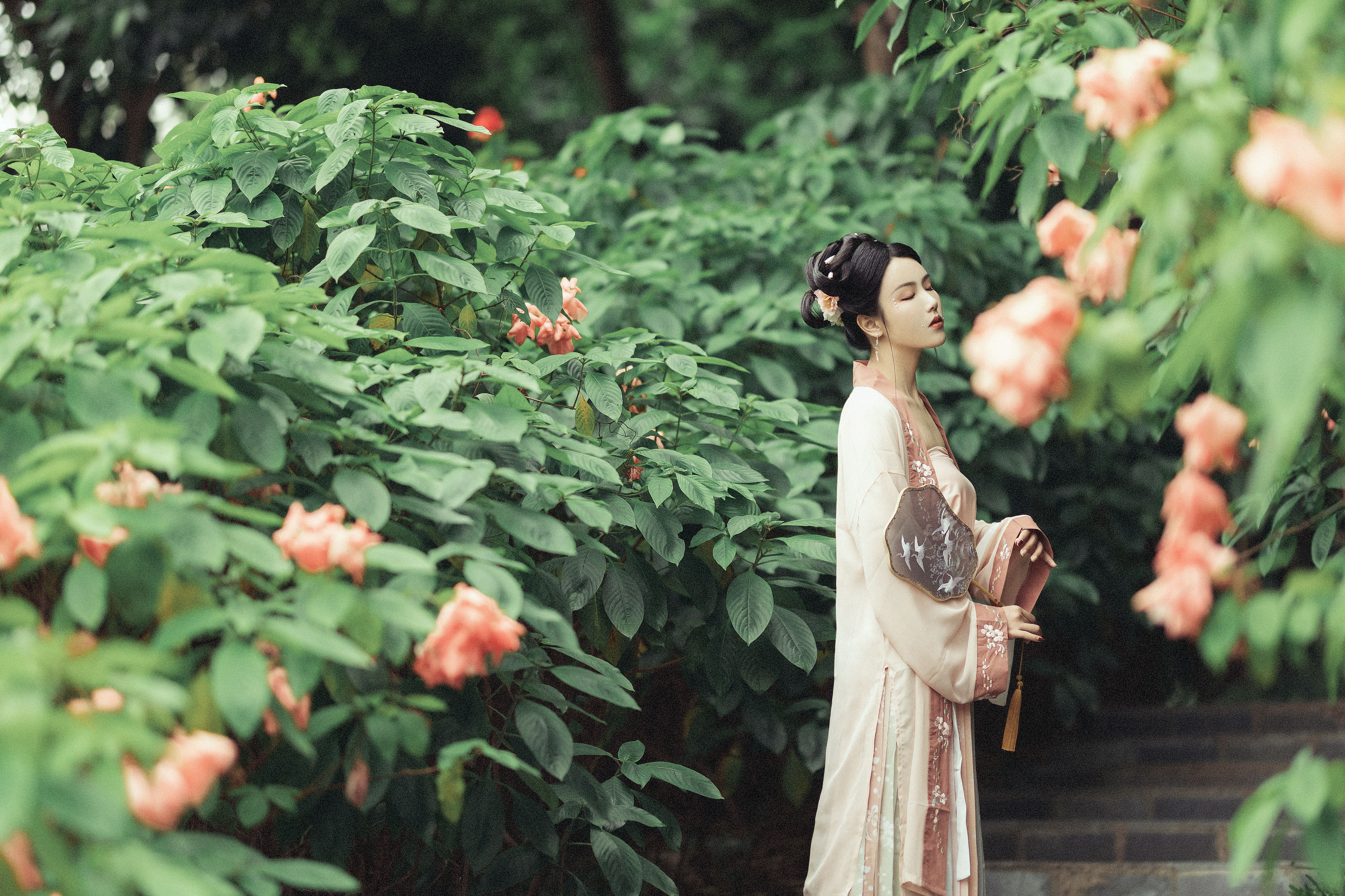 [YiTuYu艺图语] 三重子-kiki《花期不待》 好看的4K高清无水印纯欲妹子意境唯美写真完整版图集