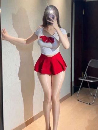 可可西yyy居家与户外两组美照对比，微密圈反差魅力
