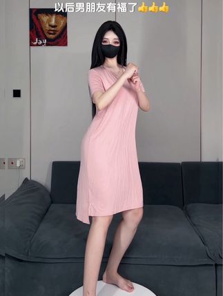 阿尔卑香小狗子微博和抖音的反差，她的不同平台形象分析