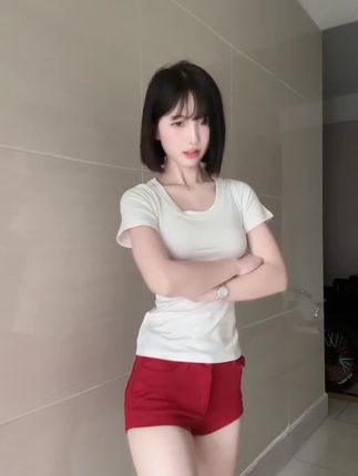 02uiii跳舞时的幽默瞬间，看她如何在舞蹈中融入笑点