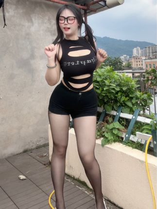 微密圈可爱的肉巴全新作品，黑丝与微胖身材的性感碰撞