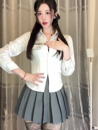 轩子巨二兔微密圈最新照片流出，酒红色短裙迷人魅力