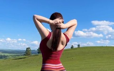 MIYA的美腿写真,紧身窄裙中的极致诱惑