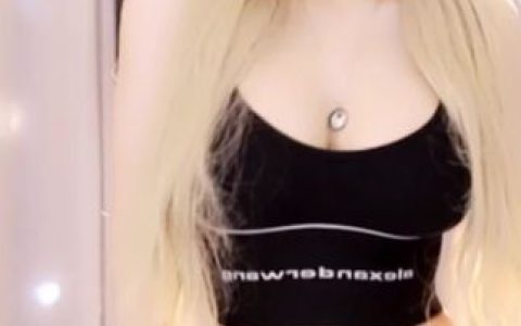 斗鱼米娜大摆锤黑，欣赏米娜在黑色服装中跳大摆锤舞蹈的表演