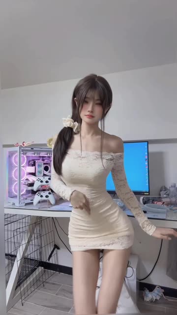 展示给乔买裙子的微密圈苗族服饰，呈现自然之美的精致细节