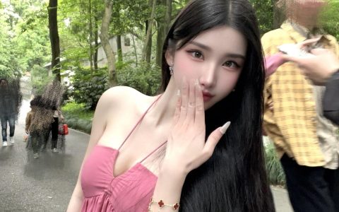 冷艳气质写真，周于希Sally黑白棒球服作品