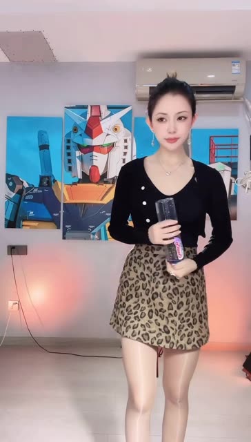 一只霸王兽抖腿舞蹈视频，全新表演视频背后深度解析