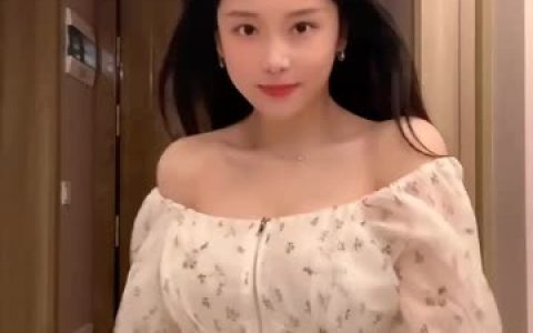 抖音超高颜值网红“奶雯”,波霸波涛胸涌微密圈