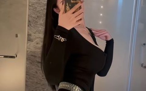 不爱笑的赛琳微密圈写真,西装外套下的女性柔美