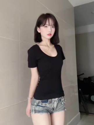 02uiii跳舞时的幽默瞬间，看她如何在舞蹈中融入笑点