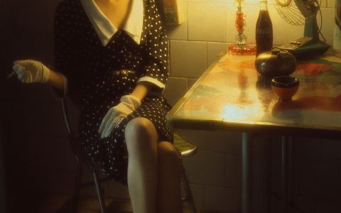 人间，只是抹去了脂粉的脸港风 情绪 复古 光影 女郎 人像 – YiTuYu艺图语