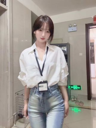 02uiii跳舞时的幽默瞬间，看她如何在舞蹈中融入笑点